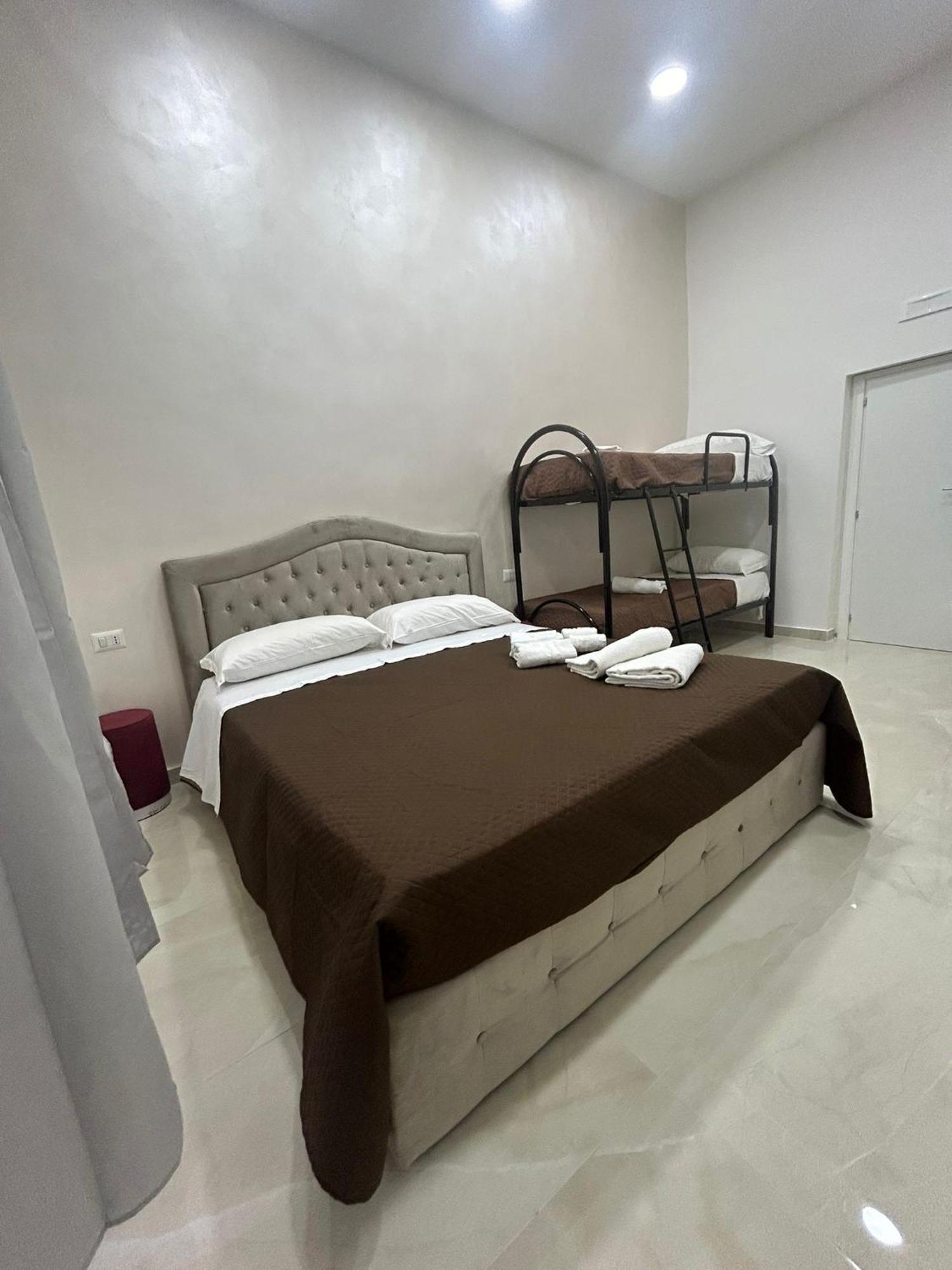Luxury Rooms Carbonara 95 Наполи Екстериор снимка