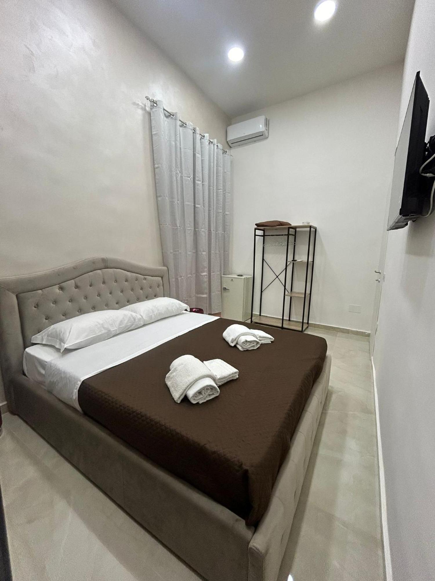 Luxury Rooms Carbonara 95 Наполи Екстериор снимка