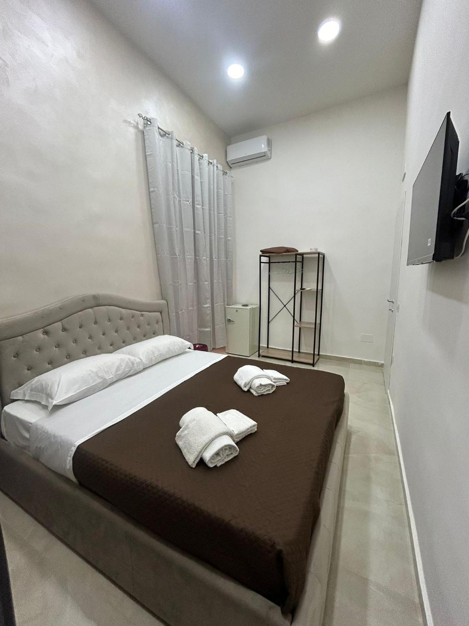 Luxury Rooms Carbonara 95 Наполи Екстериор снимка